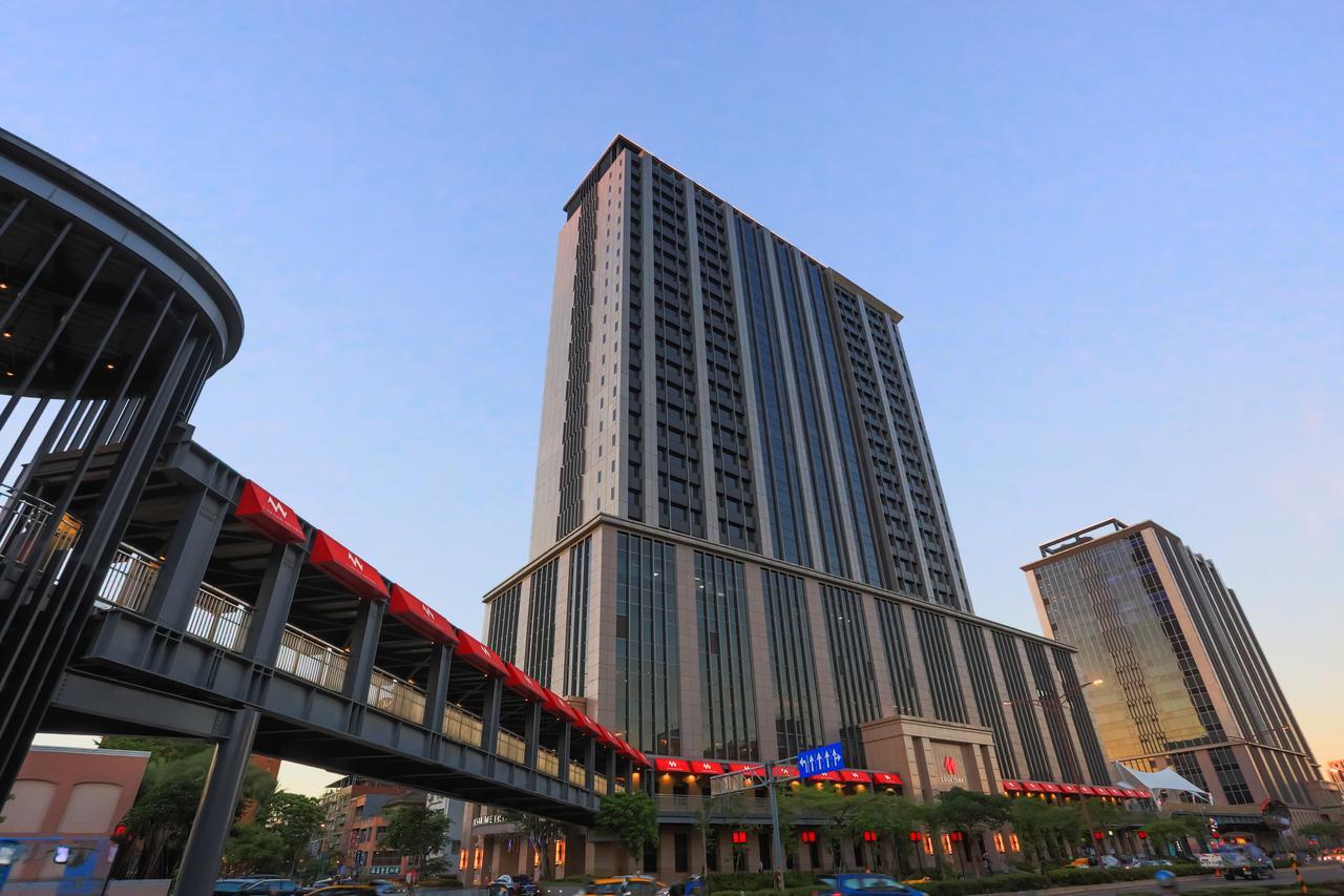 Caesar Metro Taipei Ξενοδοχείο Εξωτερικό φωτογραφία The photo depicts a modern high-rise building with a sleek design, featuring multiple floors and large windows. The structure is set against a clear sky, suggesting it is either early morning or late afternoon. In the foreground, there is a pedestria